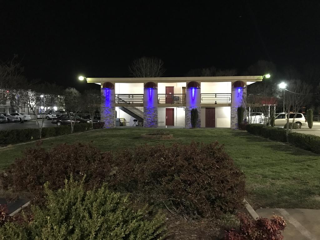 רוק היל Royal Regency Inn מראה חיצוני תמונה