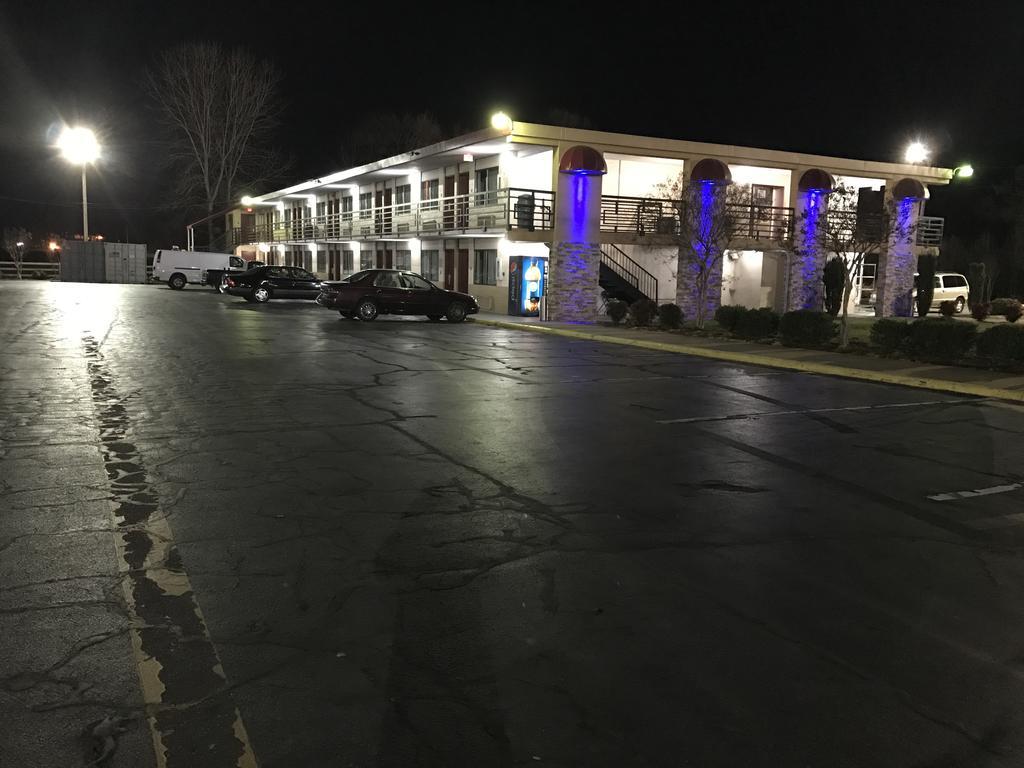 רוק היל Royal Regency Inn מראה חיצוני תמונה