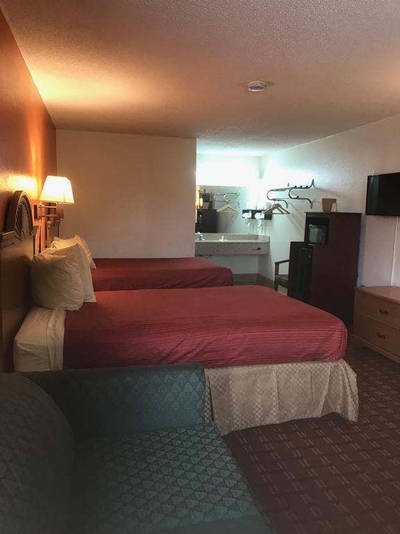 רוק היל Royal Regency Inn מראה חיצוני תמונה