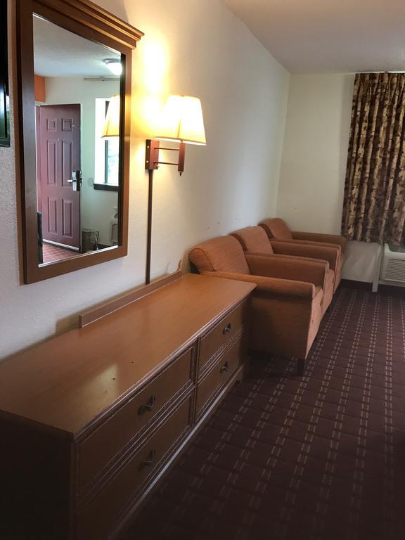 רוק היל Royal Regency Inn מראה חיצוני תמונה