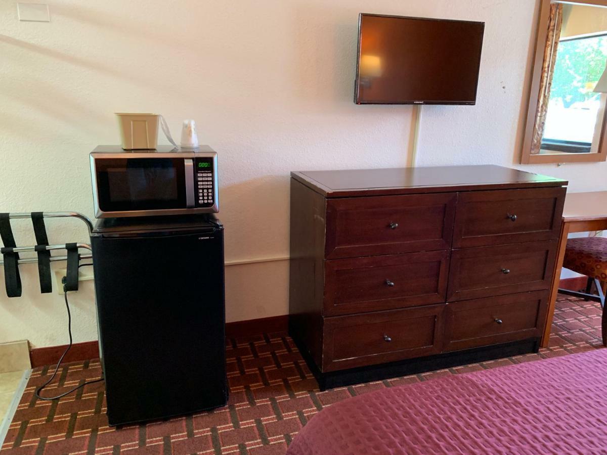 רוק היל Royal Regency Inn מראה חיצוני תמונה