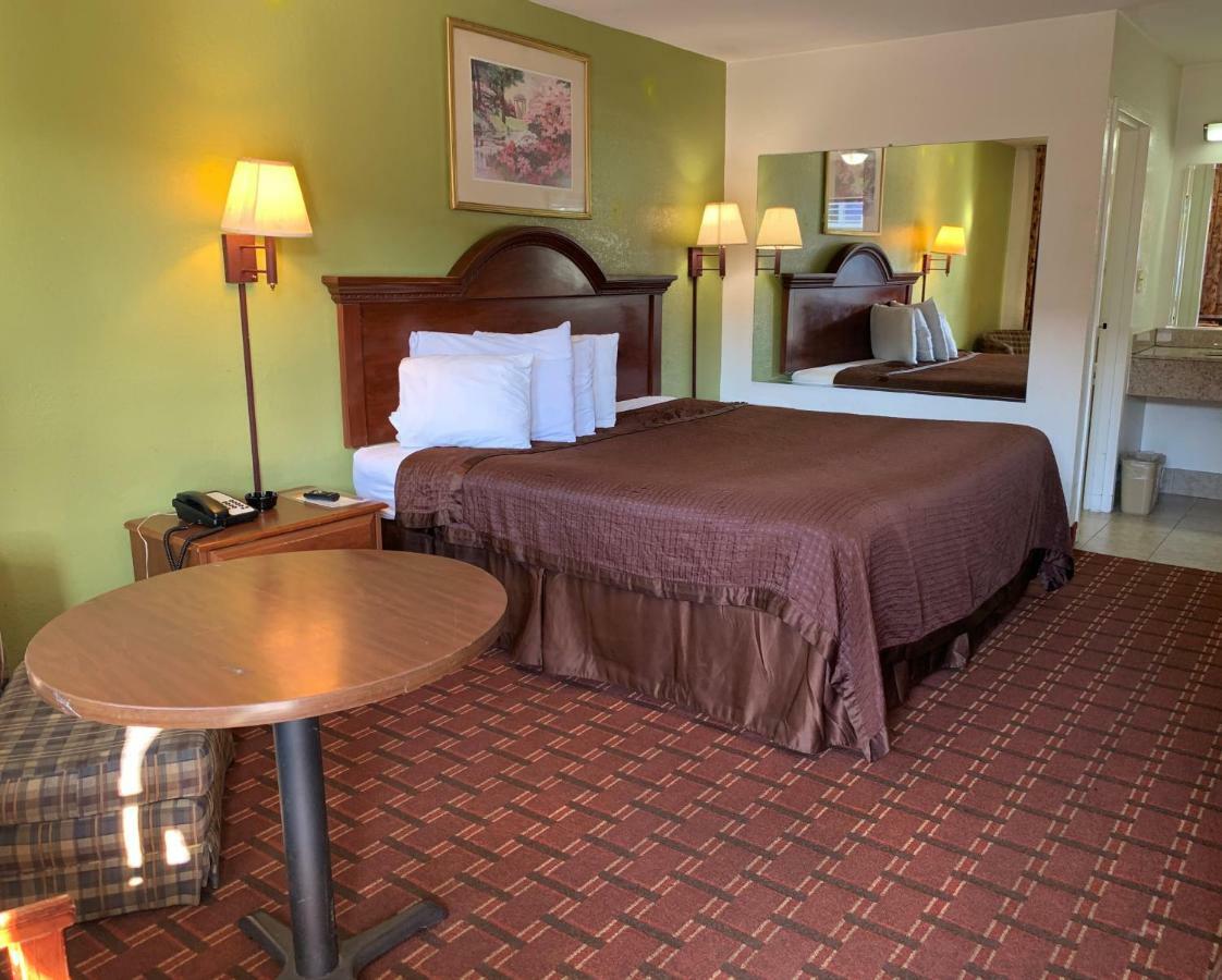 רוק היל Royal Regency Inn מראה חיצוני תמונה