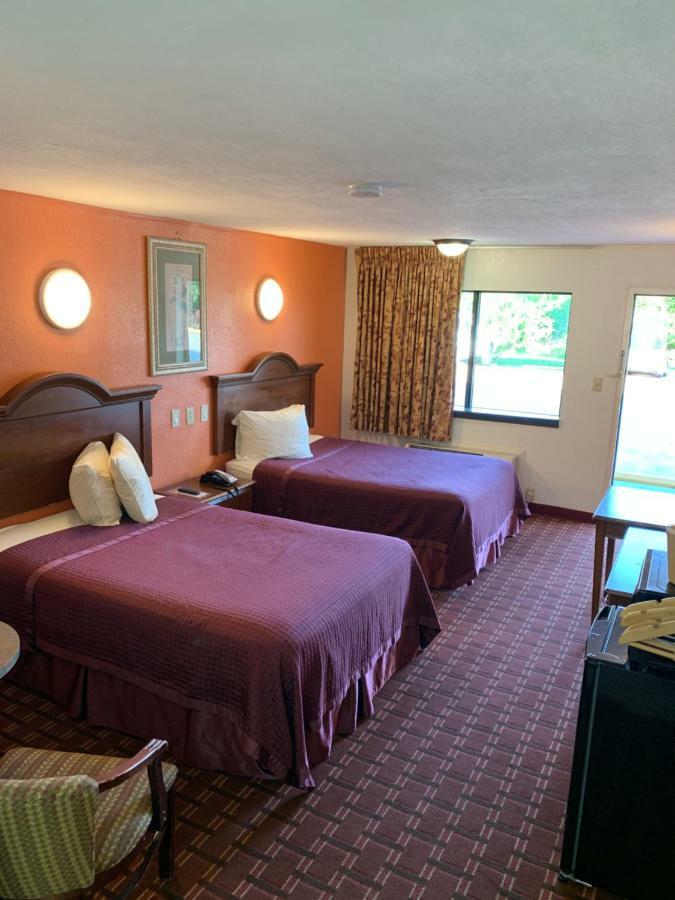 רוק היל Royal Regency Inn מראה חיצוני תמונה