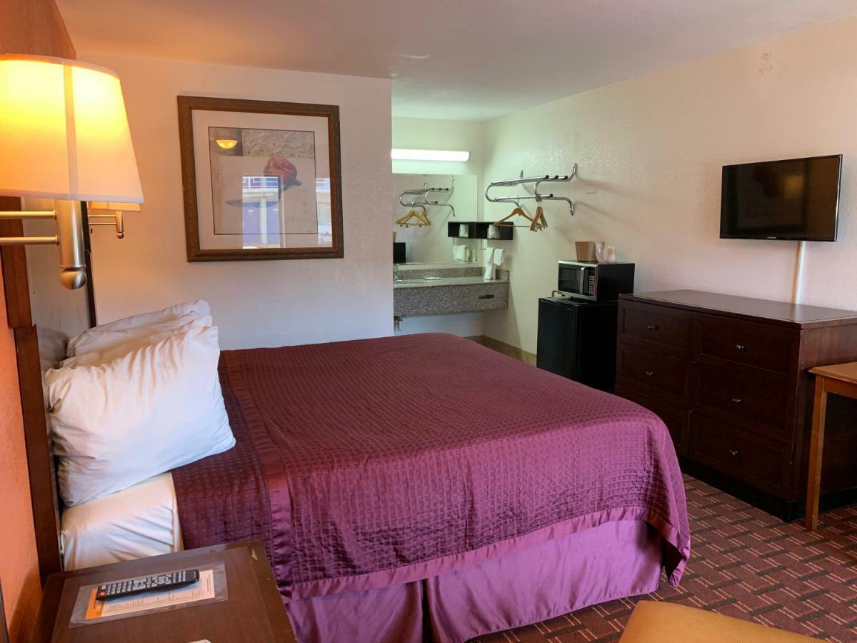רוק היל Royal Regency Inn מראה חיצוני תמונה