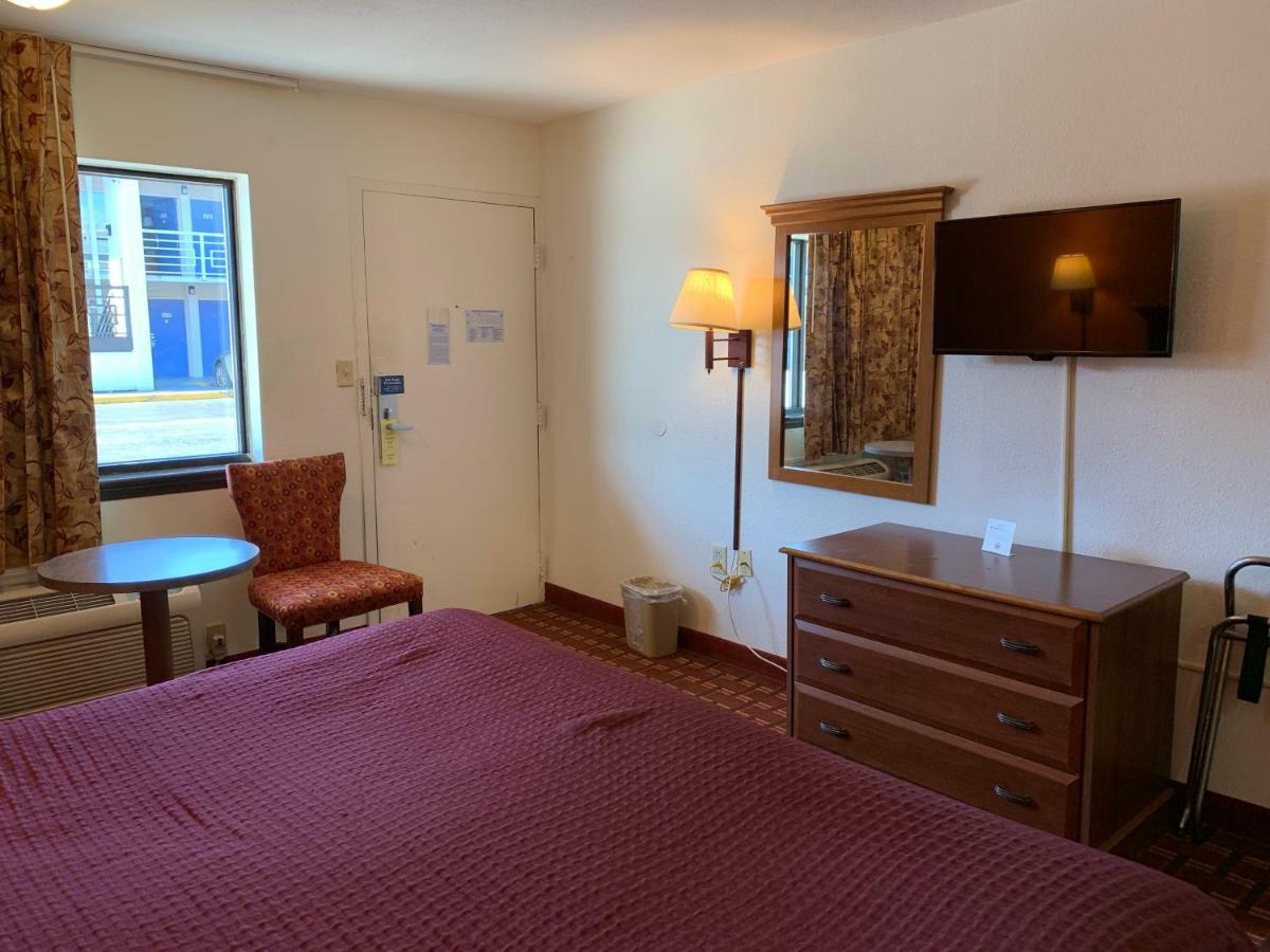 רוק היל Royal Regency Inn מראה חיצוני תמונה