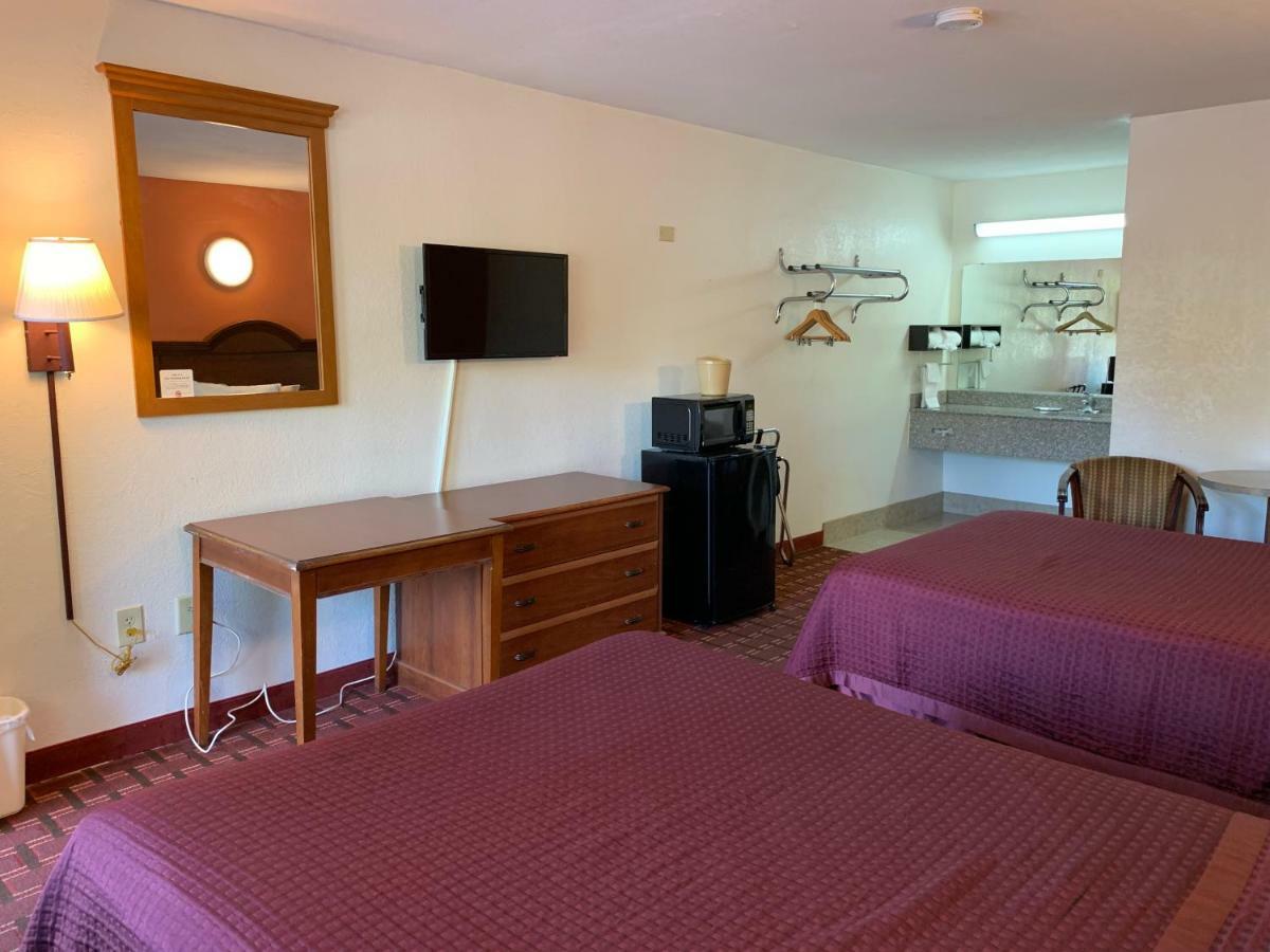 רוק היל Royal Regency Inn מראה חיצוני תמונה